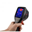Тепловизор AMO T820 в руке